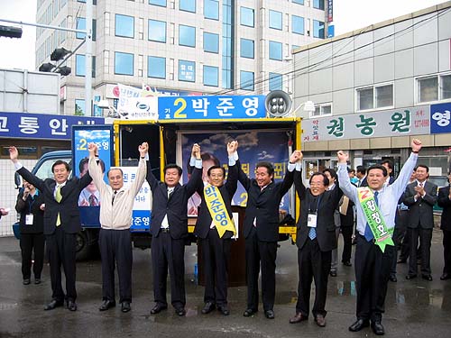 필승을 다집하는 당 지도부와 후보들(왼쪽부터 김효석 의원, 이정일 의원, 한화갑 대표,박준영 후보, 이낙연 의원, 이상열 당선자, 황정호 후보) 